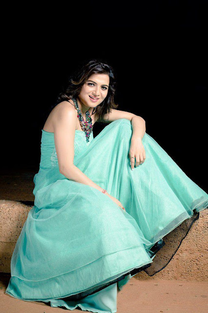 Tamil Actress Dhivya Dharshini looking stunning in high-definition images.