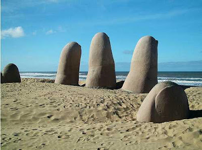 Escultura na praia brava, Punta del Este - Uruguai