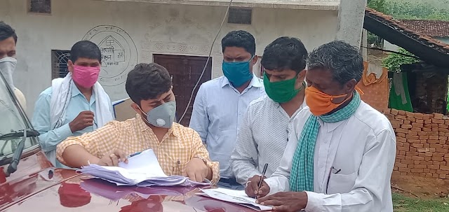 【खबर का हुआ असर】आवास योजना में फर्जीवाड़े की जांच करने पहुंचे डिप्टी कलेक्टर,पैसे लेकर आवास दिलाने का वायरल हुआ था वीडियो
