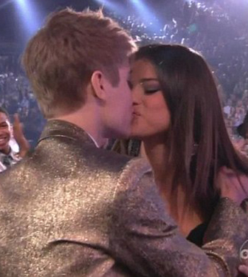 Justin Bieber  Selena Gomez on Justin Bieber Kisses Selena Gomez On Stage  1