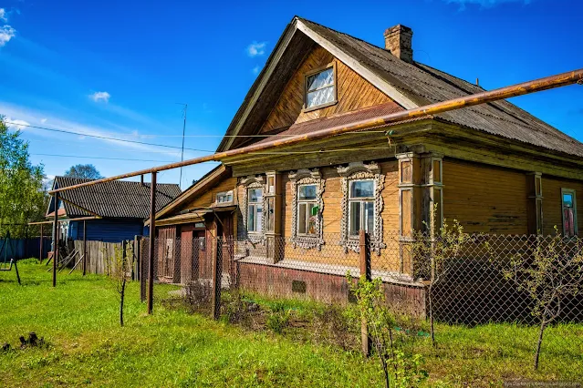 Одноэтажный, деревенский дом с резьбой
