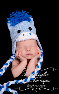 Call Lifestyle Images 936-231-4000 for all your Newborn fotografía needs in Woodlands TX.