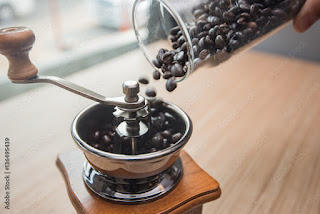 Mahlen von Kaffee in einer manuellen Kaffeemühle