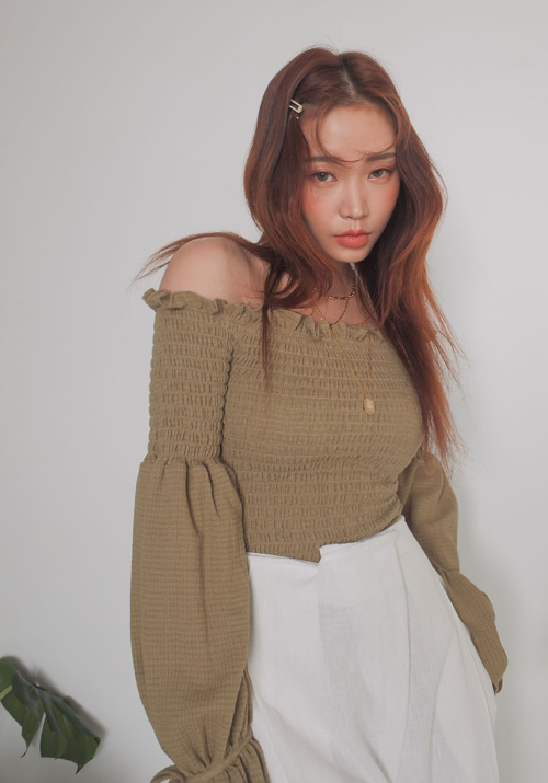 https://en.stylenanda.com/product/off-shoulder-single-tone-shirred-top/237085/?cate_no=50&display_group=1&utm_source=Kstylick&utm_medium=Referral&utm_campaign=CAFE24+VIRAL