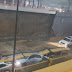 Ver Video : Parte de la pared lateral del desnivel de la avenida 27 de Febrero con Máximo Gómez colapsa cayendo sobre varios vehículos.