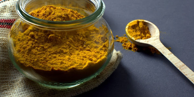 Le meilleur remède naturel contre le mal de gorge est de se gargariser avec du curcuma et du sel.