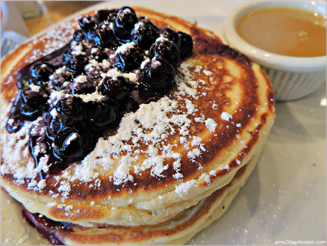 Blueberry Pancakes $15 en Clinton St. Baking Company, Nueva York