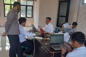 Personil dari Polsek Sukarame, Giat Monitoring pelaksanaan Pengimputan dan Vaksinasi terpusat di Kantor Kecamatan Sukarame.