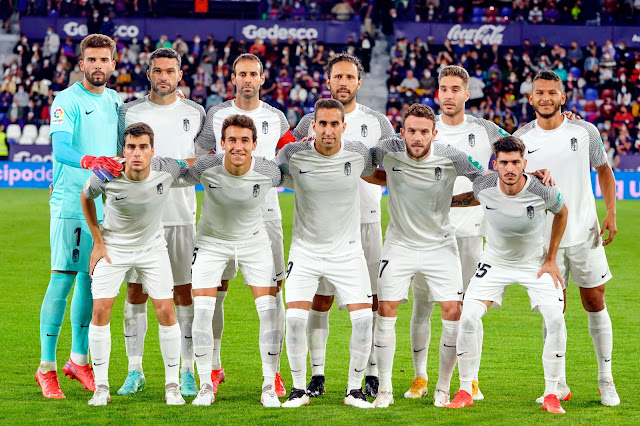 GRANADA C. F. Temporada 2021-22. Luis Maximiano, Jorge Molina, Víctor Díaz, Germán Sánchez, Rubén Rochina, Luis Suárez. Alberto Soro, Luis Milla, Ángel Montoro, Quini, Carlos Neva. LEVANTE U. D. 0 GRANADA C. F. 3. Lunes, 01/11/2021, 21 horas. Campeonato de Liga de 1ª División, jornada 12. Valencia, estadio Ciutat de Valencia: 14.512 espectadores. Árbitro: José María Sánchez Martínez, Murcia; VAR: Ignacio Iglesias Villanueva, Galicia. Entrenadores: Levante: Javier Pereira; Granada: Robert Moreno. Goles: 0-1: 7’, Germán. 0-2: 38’, Luis Suárez. 0-3: 69’, Antonio Puertas.