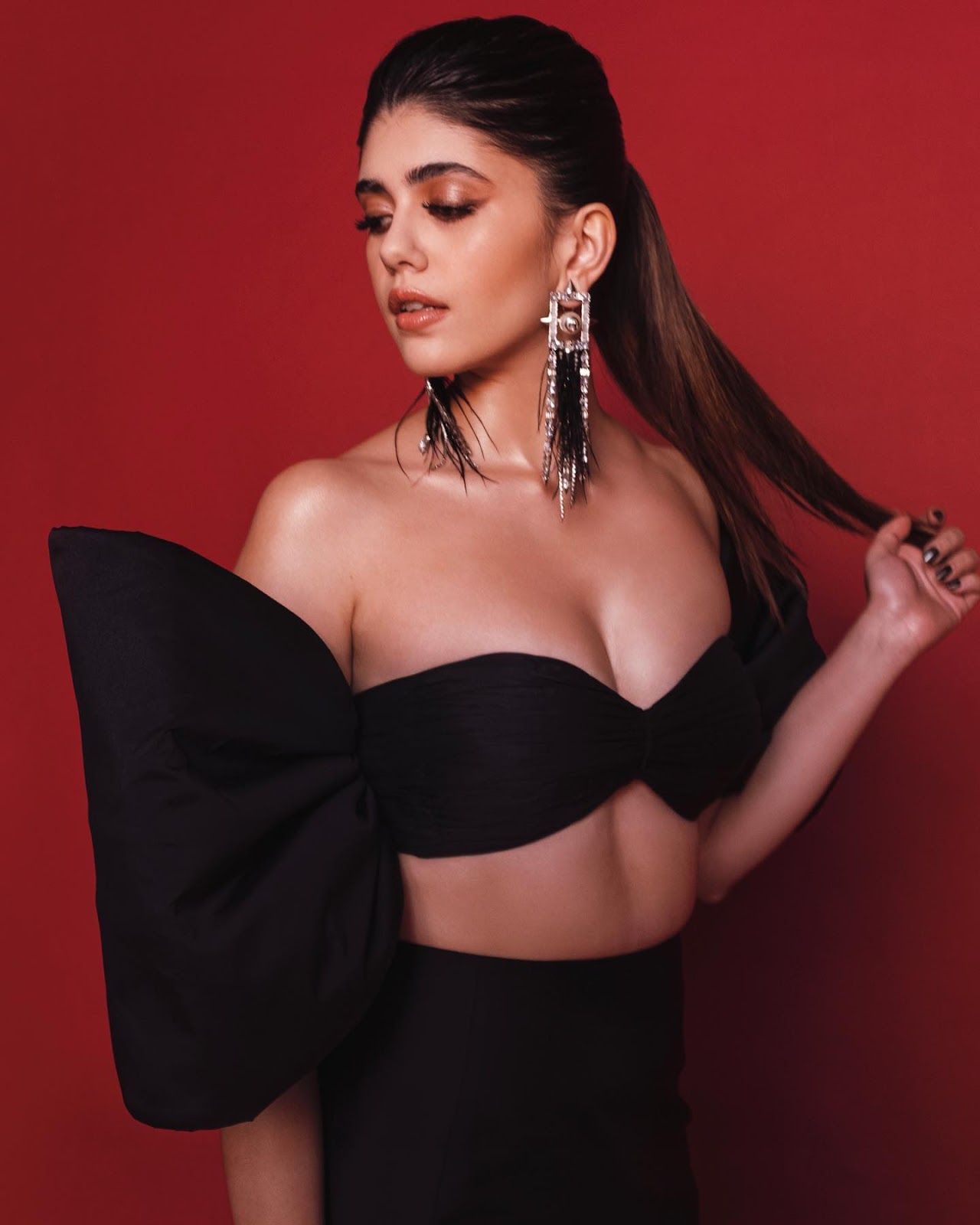Sanjana Sanghi cleavage black dress hot actress