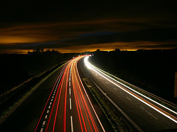 Espectaculares efectos de luces de los coches en la autopista de noche (imagenes)