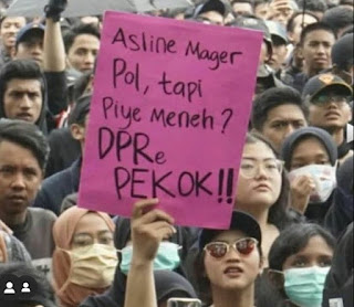 Demo RUU KUHP dan RUU KPK dan Poster “Santuy" ala Mahasiswa