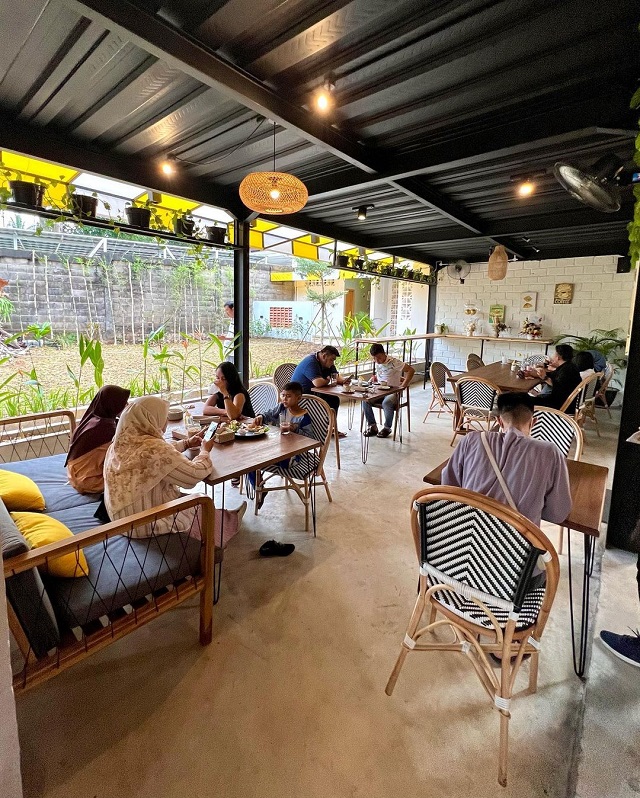 ambience the layers bakery & eatery palembang