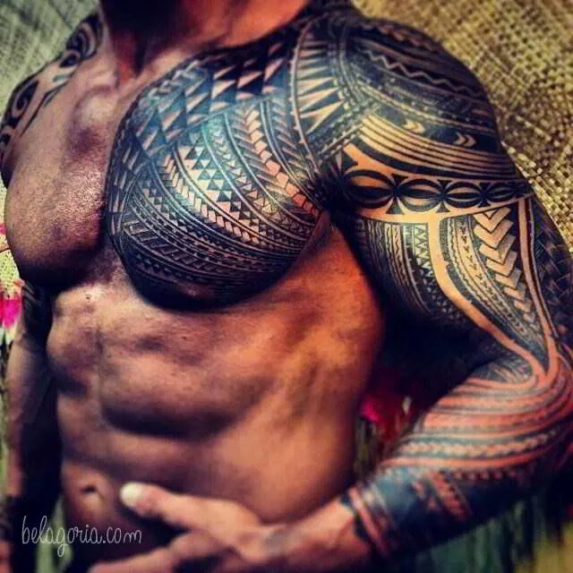 tatuaje maori en el pectoral