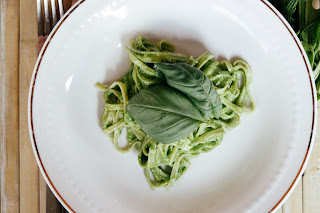 Foto di primo piatto di pasta al pesto di rucola