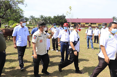 Beri Atensi Perusahaan Bagikan Daging Kurban untuk Warga Sekitar