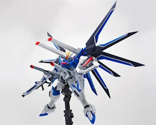 REVIEW Bandai HGCE 1/144 STTS-909 Rising Freedom Gundam