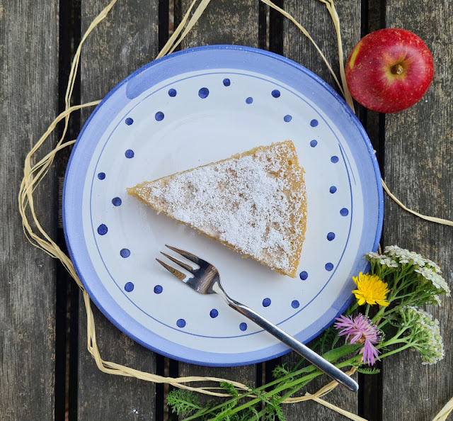 Einfaches Rezept: Schwedischer Kladdkaka mit Äpfeln. Beim Zubereiten des Teiges für den Kuchen haben unsere Kinder eifrig mitgeholfen, die Äpfel zu reiben. Kinderleicht!