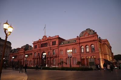 Fotografia da Casa Rosada, ponto turístico de Buenos Aires localizado na Plaza de Mayo.