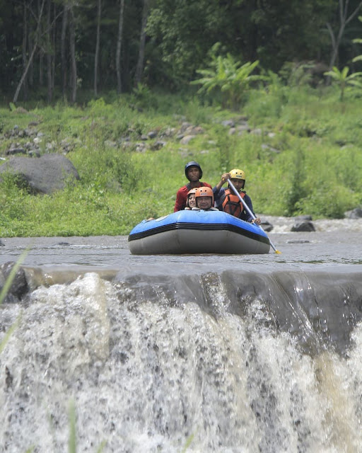 Dino Patti Djalal rafting di sungai Songgon,Banyuwangi.