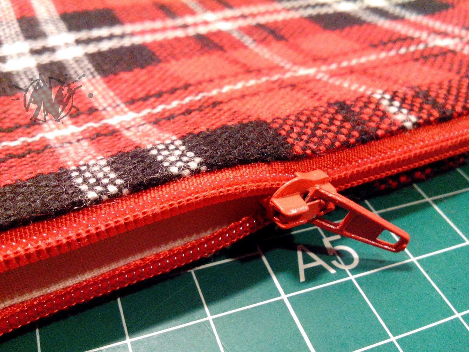 http://espacionualanshop.bigcartel.com/product/cartera-tartan