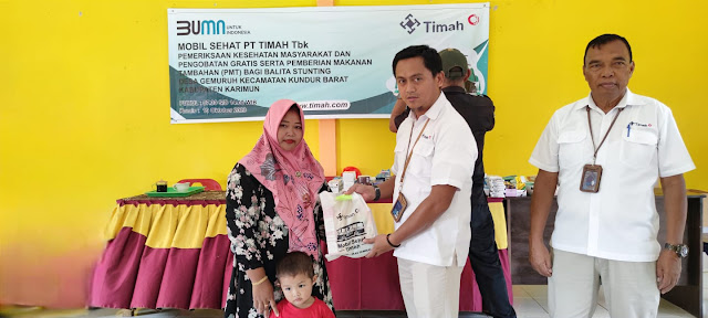PT Timah Tbk Memberikan Puluhan Paket Makanan Tambahan kepada Anak-Anak Stunting di Desa Gemuruh