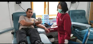Kapolsek Sangalla Polres Tator Lakukan Donor Darah Untuk Korban Kecelakaan