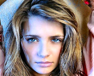 Free hot and sexy bikini wallpapers of Mischa Barton, english hollywood star images and pictures, photos and pics