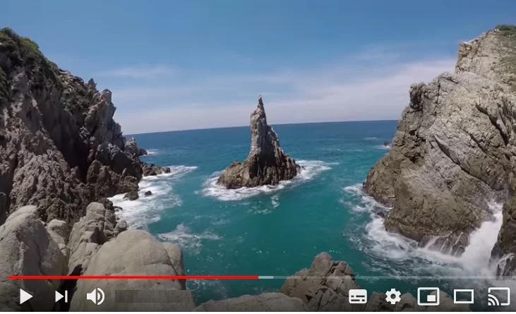 Vista de una Playa con Mar Azul con Leyenda de Playas Baratas