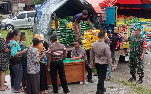 TNI-Polri Turut Amankan Gelaran Operasi Pasar Beras Murah di Pacitan