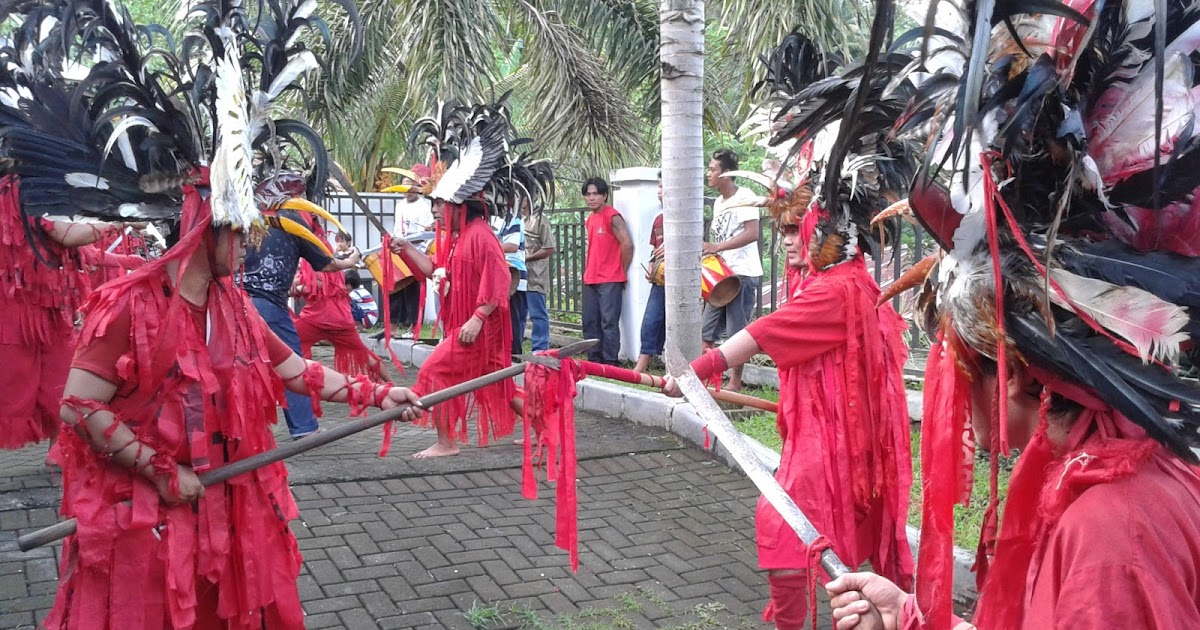 Tari Cakalele tari perang  tradisional Maluku