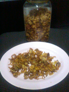 bawang goreng di dalam botol, bawang goreng dalam piring, bawang goreng rangup