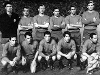 Selección de ESPAÑA - Temporada 1967-68 - Sadurní, Sáez, Gallego, Canós, Pirri, Zoco; Rifé, Amancio, Grosso, Velázquez y Gento - ESPAÑA 1 (Amancio), INGLATERRA 2 (Peters y Hunter) - 08/05/1968 - Eurocopa de Italia 1968, cuartos de final, partido de vuelta - Madrid, estadio Santiago Bernabeu - Alineación: Sadurní; Sáez, Gallego, Canós; Pirri, Zoco; Rifé, Amancio, Grosso, Velázquez y Gento - España es eliminada tras perder también 1-0 en la ida