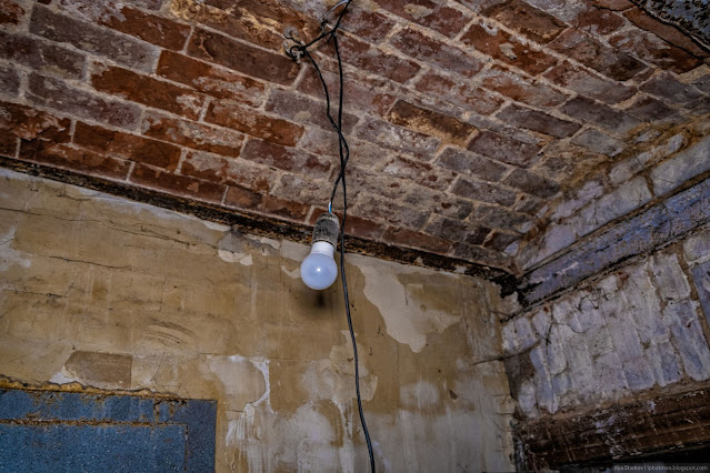 Лампочка на проводе висит с потолка