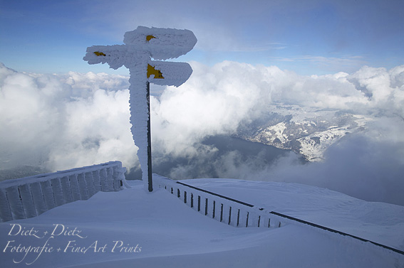 Raueis an Wegweiser auf der Rigi