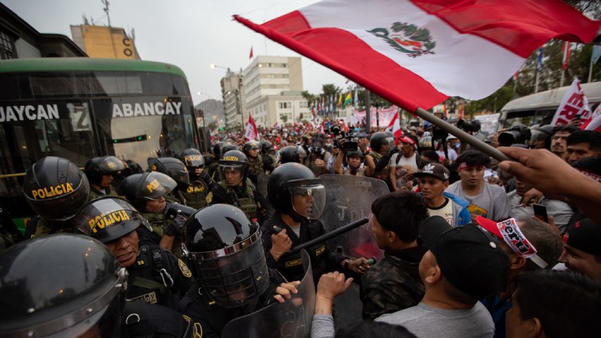 Peruanos piden una salida política al conflicto social