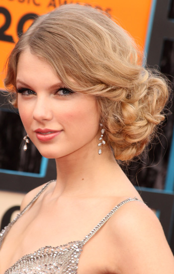 taylor swift love story hairstyle. Taylor Swift#39;s Love Story hair