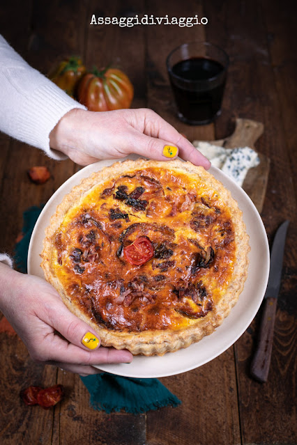 Quiche con bacon, gorgonzola e pomodori arrostiti