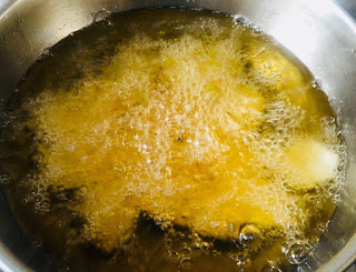 Drop few pieces of the shakkrpare in hot oil