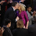 Vídeo: Esposa de Biden e marido de Kamala se cumprimentam com beijo na boca em evento; Veja