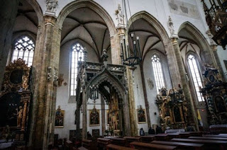 Igreja Nossa Senhora de Týn seu belíssimo interior em Praga