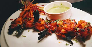 tandoori prawns in a serving plate with mint chutney