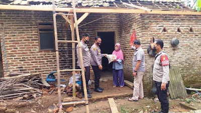 Polsek Mancak Bantu Warga Terdampak Musibah Angin Kencang