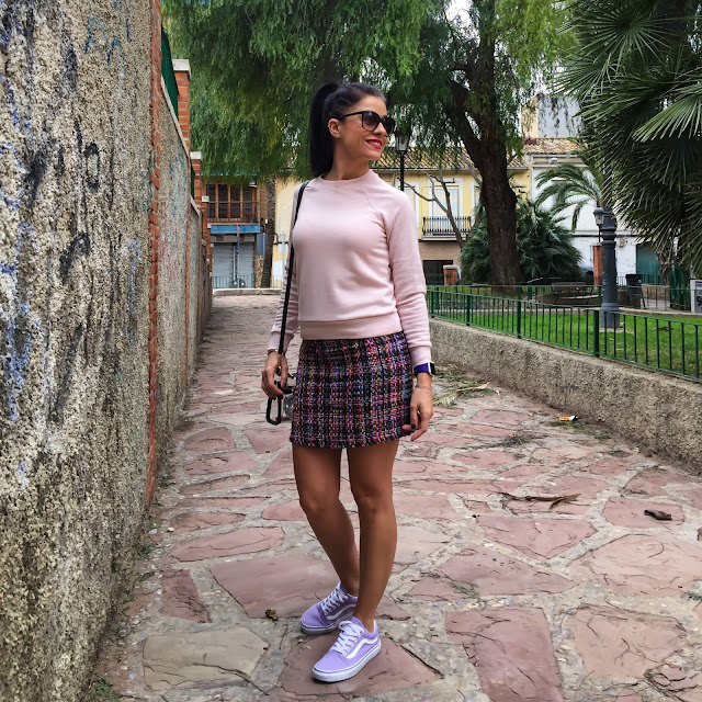 LADY OUTFIT Falda de TWEED, SUDADERA, bolso transparente y VANS Old Skool