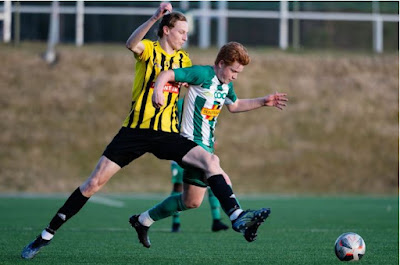 Två spelare i kamp om bollen