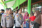  Polri Kirim Paket Bantuan dan Turunkan Tim Trauma Healing untuk Korban Banjir di Demak.