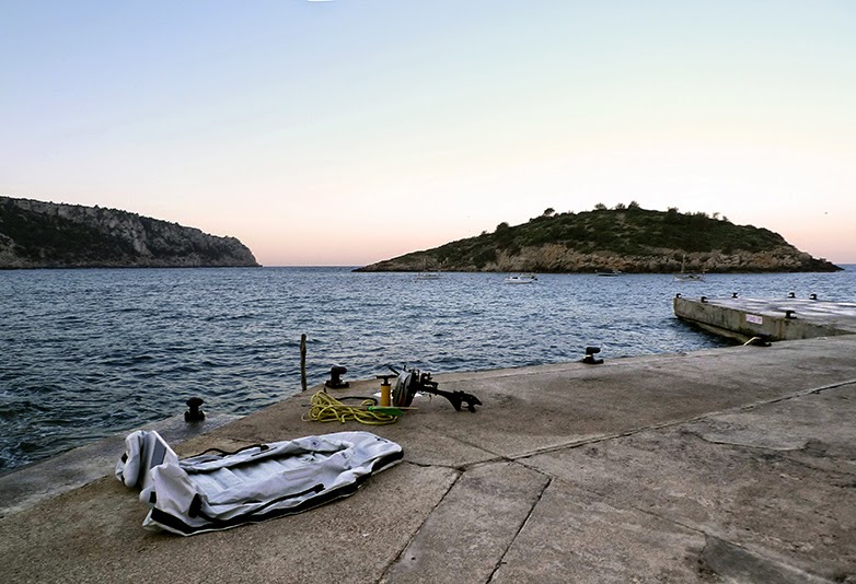 Lancha del CSIC en el Puerto de Sant Elm 