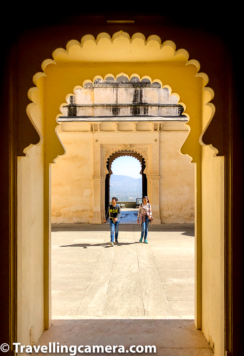 Badal Mahal of Kumbalgarh Fort has paintings with pastel colored murals from 19th century. Palace rooms have turquoise, green and white color schemes on its wall.