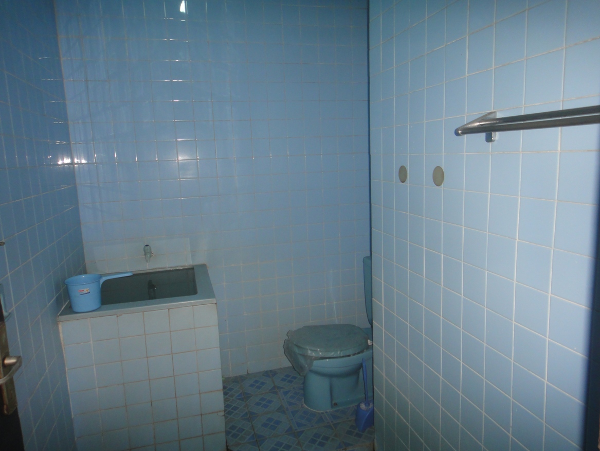 Kamar mandi minimalis dengan dinding full keramik berwarna 