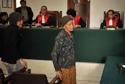 Kebijakan seorang hakim menuntut seorang nenek pencuri singkong